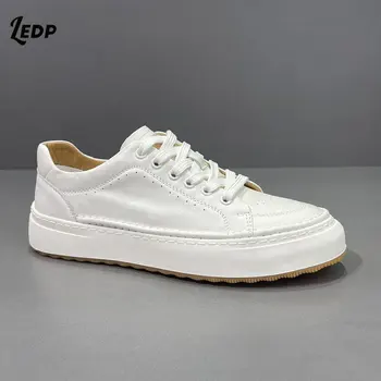Beyaz rahat deri ayakkabı bahar yeni düz delikli kaykay ayakkabı üst katman dana ışık lüks düz renk yürüyüş ayakkabısı