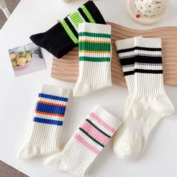 5 Çift/grup Renkli çizgili çoraplar Kadınlar Kızlar için Yumuşak Pamuklu Orta tüp Çorap Kore Düz Renk Rahat Spor Uzun Çorap